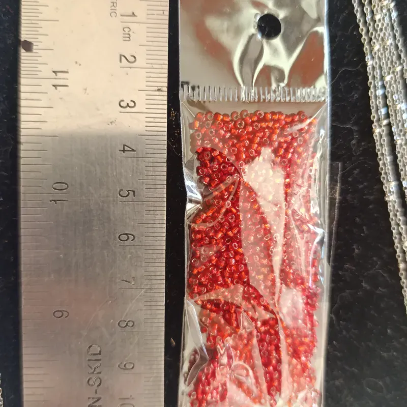 Chaquira calibrada de 2 mm rojo transparente