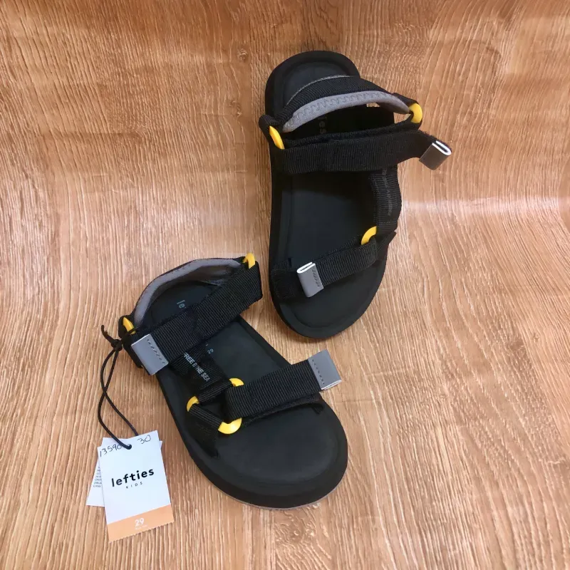 Sandalias color gris y negro