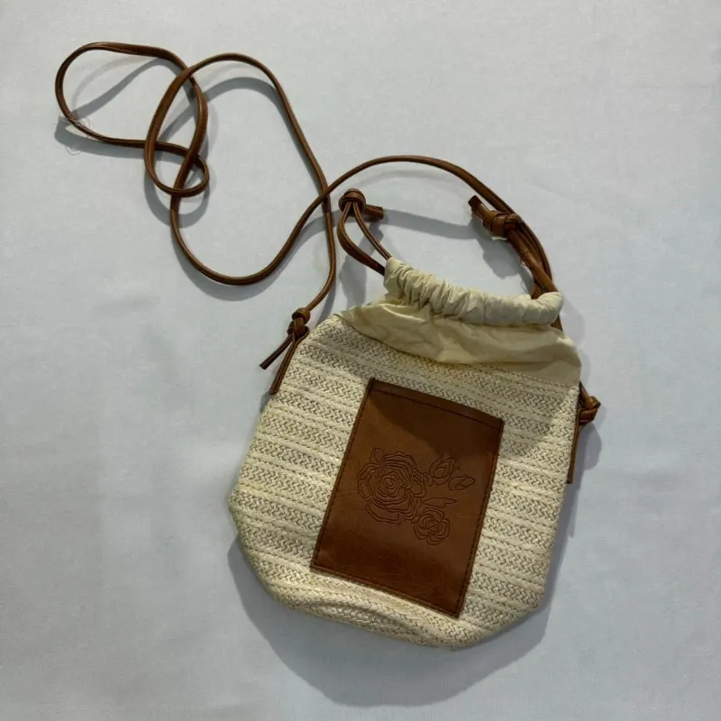 Bolso de Saco con Dibujo de Flor Rafia y Carmelita