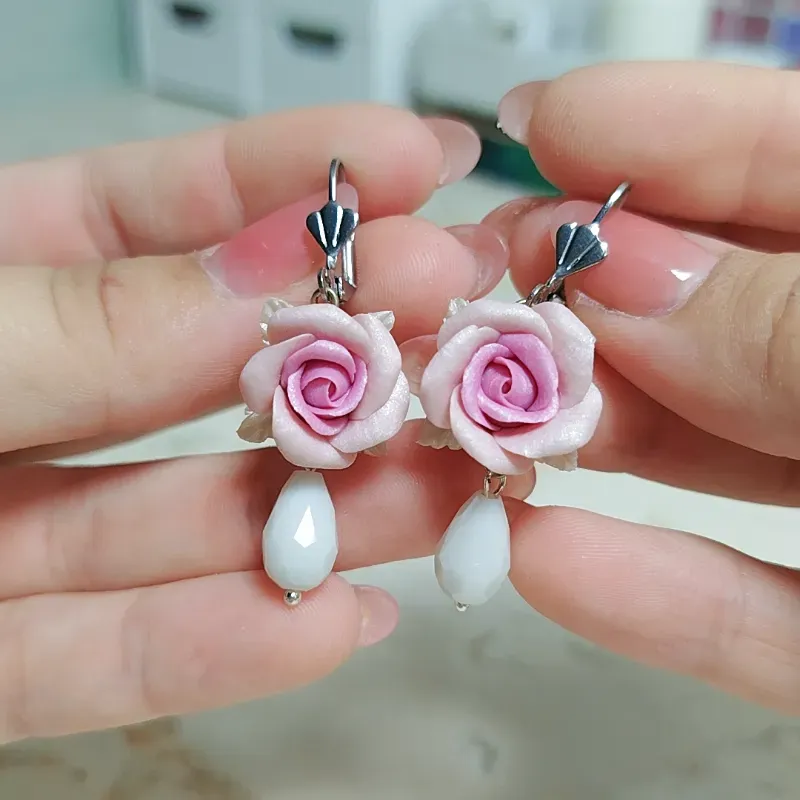 ✨Aretes de rosas colgantes con murano✨