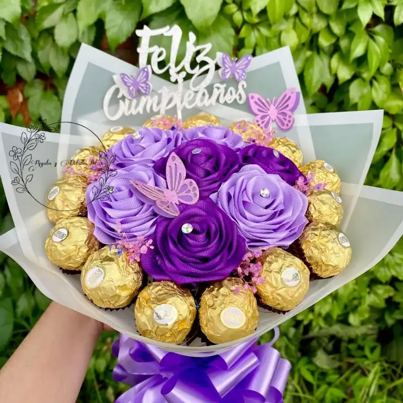 RAMO DE 7 ROSAS C/ 15 BOMBONES