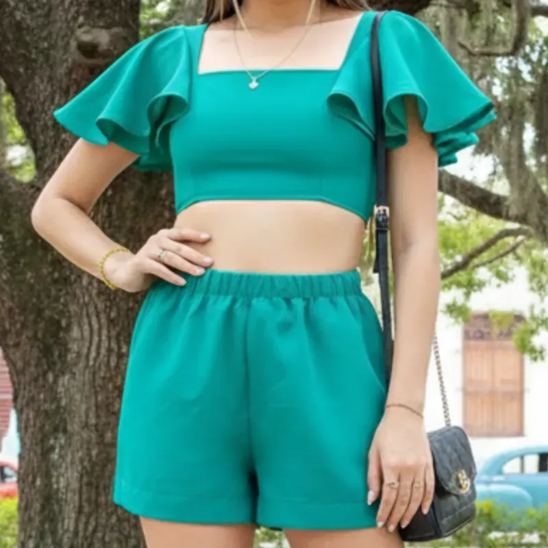 Conjunto de short y blusa con mangas mariposa
