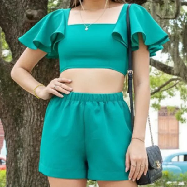 Conjunto de short y blusa con mangas mariposa