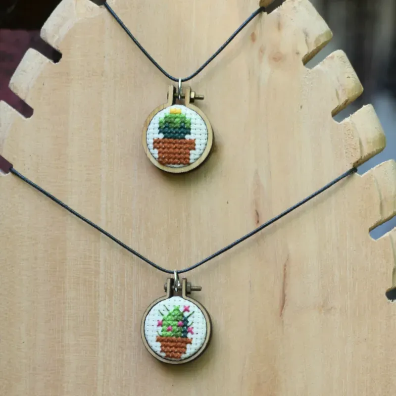 Collares punto cruz ( Santiago)