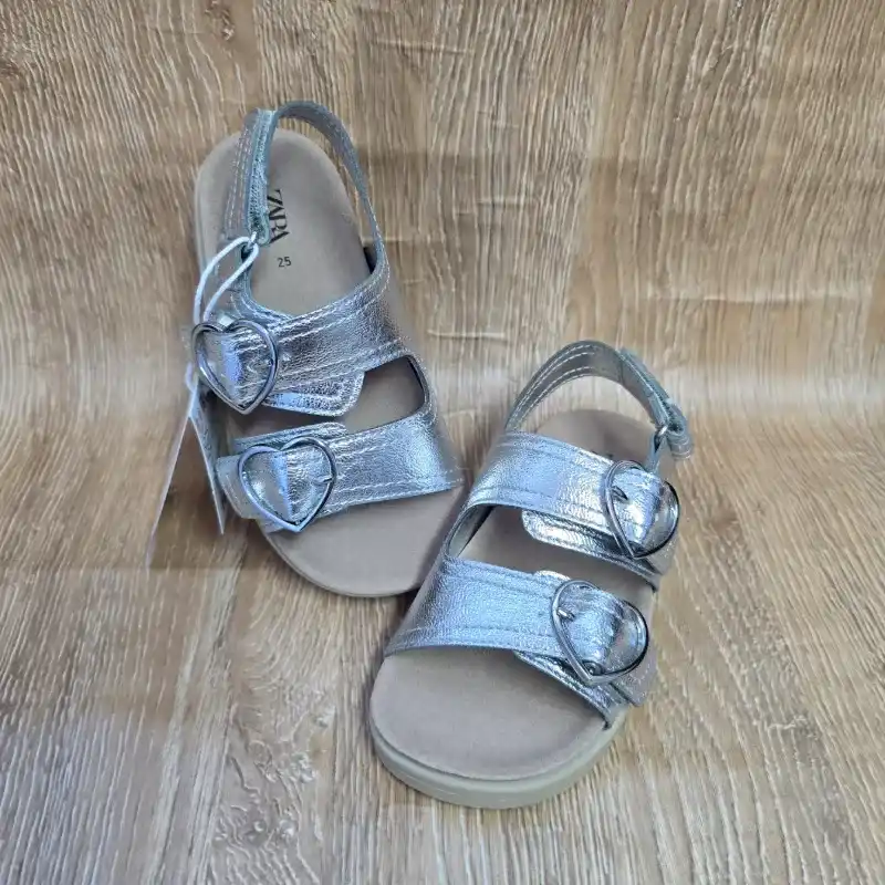 Sandalias prácticas plateadas con corazón Zara