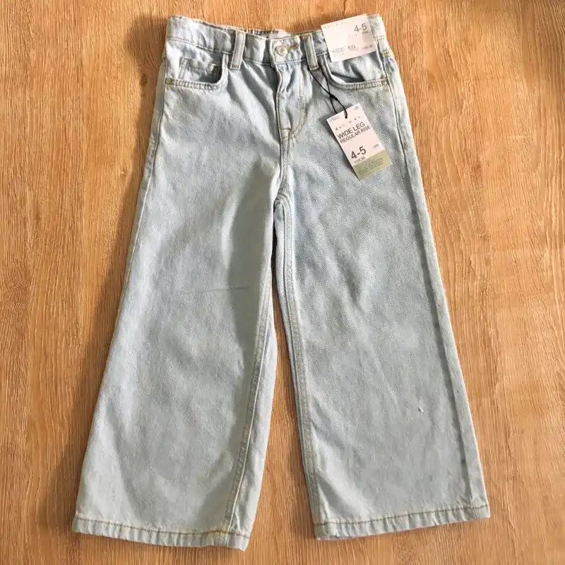 Jean de pata ancha de color claro