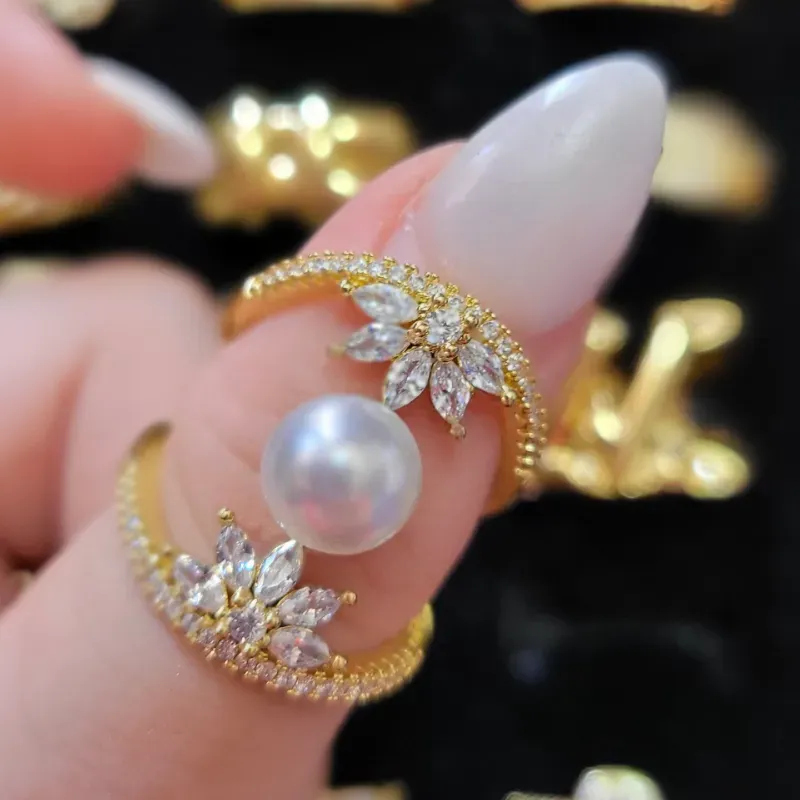 Anillo con perlas y piedras