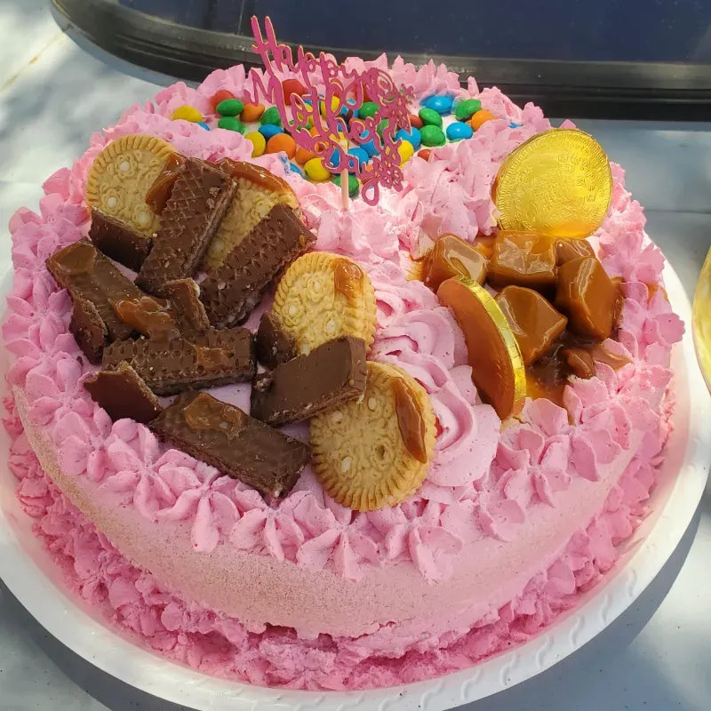 Pastel cubierto de merengue fresa lleno de confituras