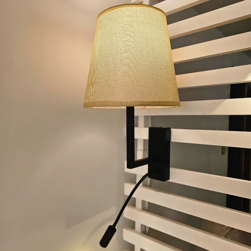 Aplique con luminaria de lectura