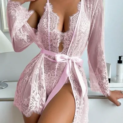 Set rosado de body con bata de encaje