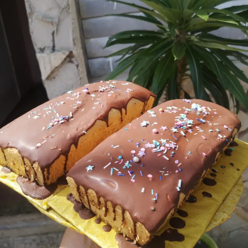 Panqué tipo Gaceñica con glaseado de chocolate