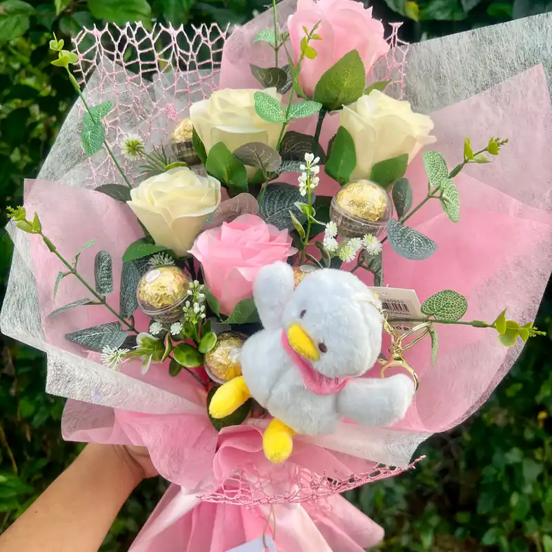 Ramo de rosas realistas