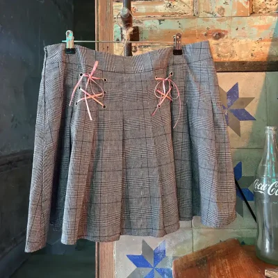 Saya escolar con pasa cintas