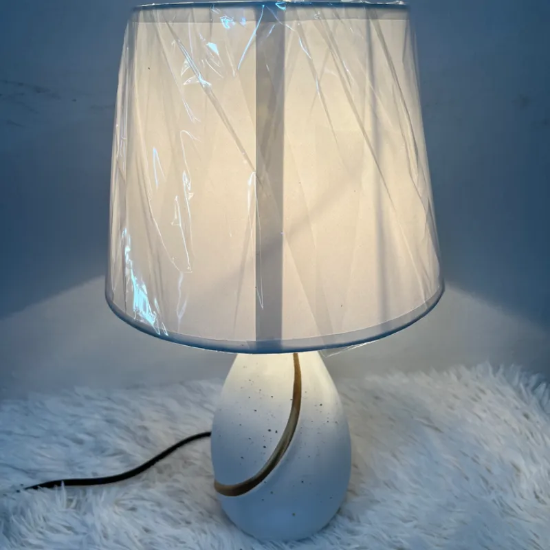 Lámpara de mesa con base de porcelana
