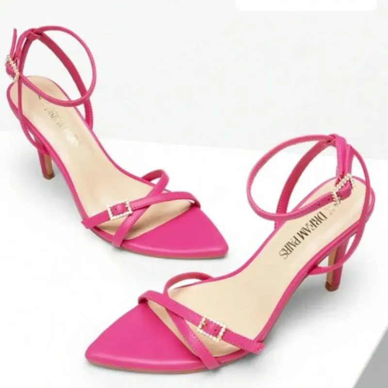 Zapatos de tacón con hebillas brillantes