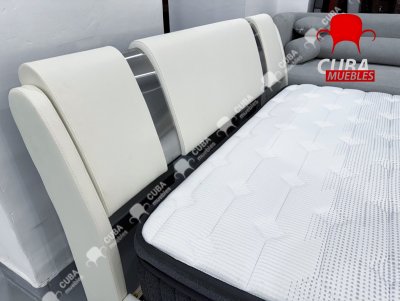 Cama de plataforma tamaño Queen con decoración de piezas de hierro, cama tapizada de piel sintética con cabecera ajustable curvada, soporte de listones de madera.