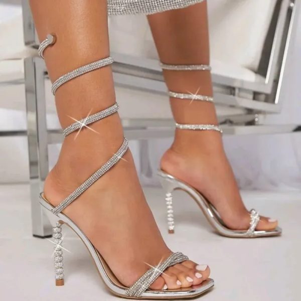  Zapatos de tacón con pedreria — Plateado