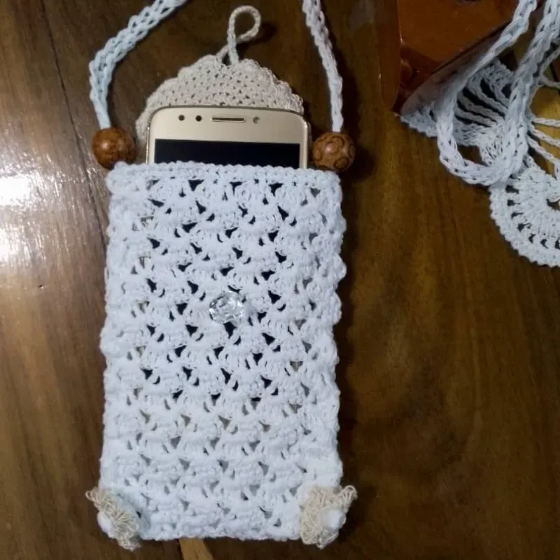 Cartera pequeña portacelular con accesorio de madera.