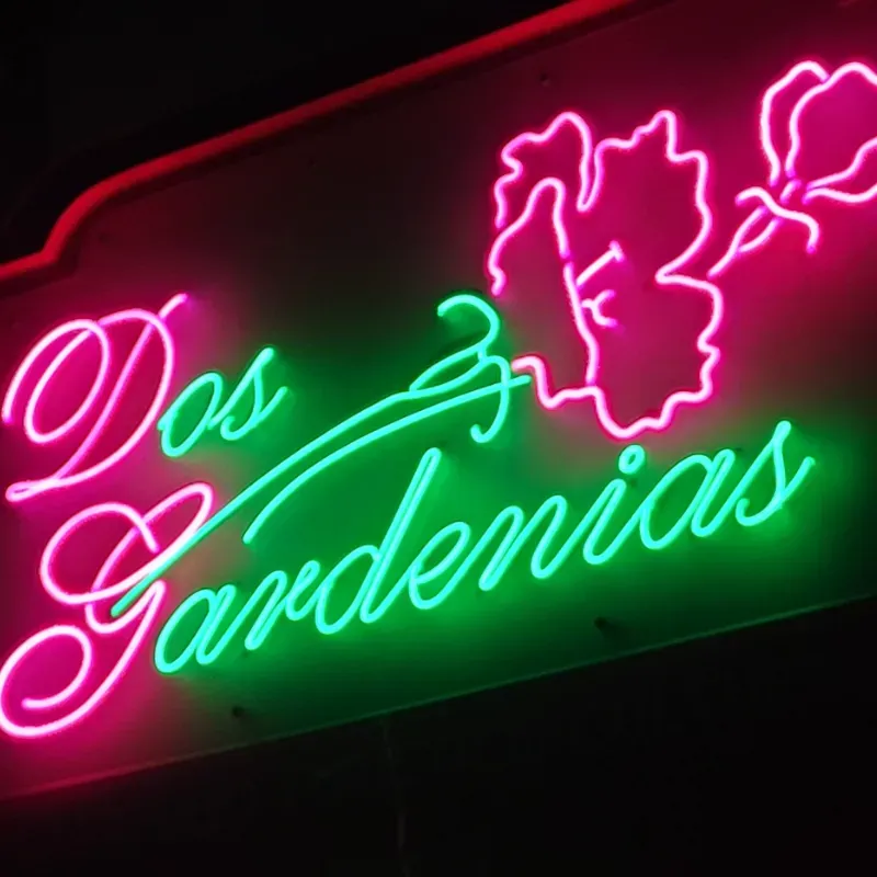 Cartel Neón Flex con base de acrílico transparente