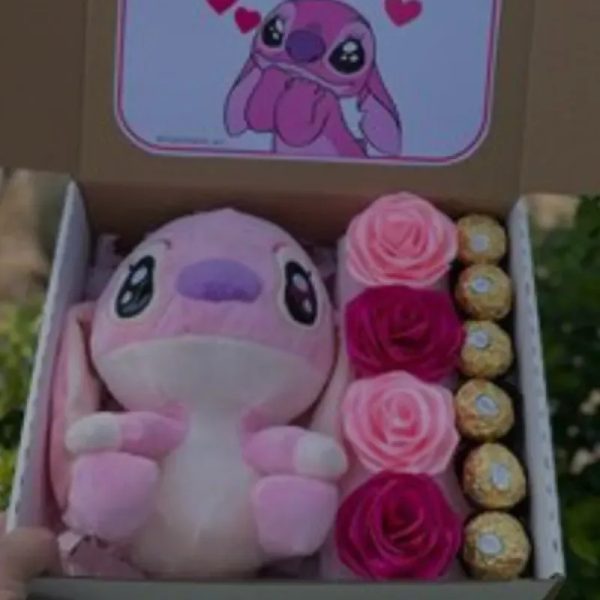 Caja con peluche Stitch