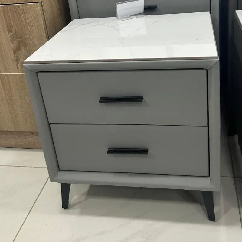 Mesa de noche con superficie de porcelanato