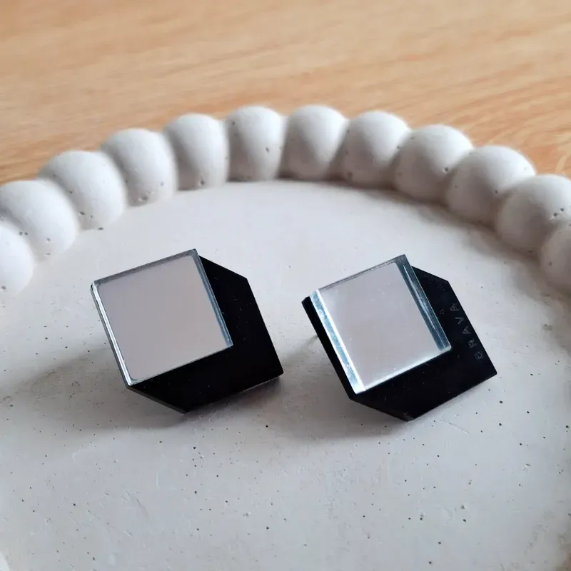 Bauhaus cuadraditos plateados