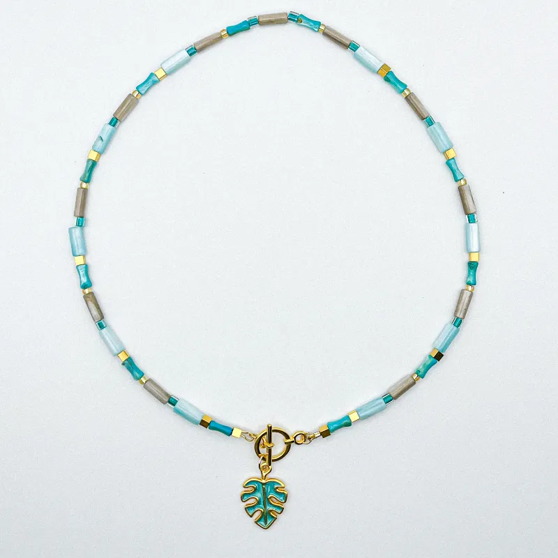 Collar de nácar con dije de hoja monstera enchapado 