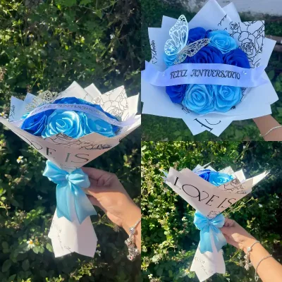Ramo de 8 rosas combinadas con dos tonos de azul y banda personalizada