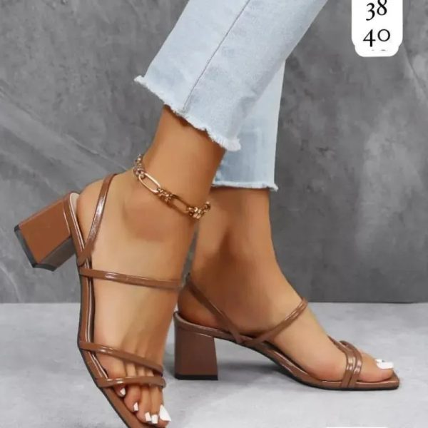  Sandalias de tiras marrón con tacón cuadrado
