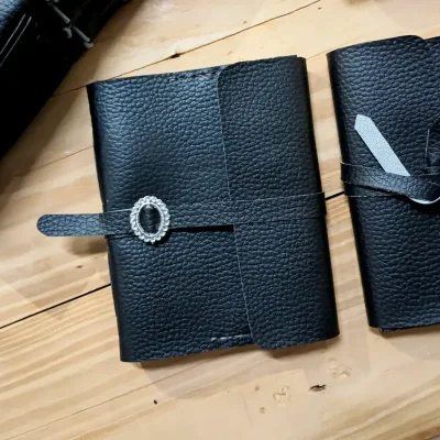 Mini cuaderno con hebilla