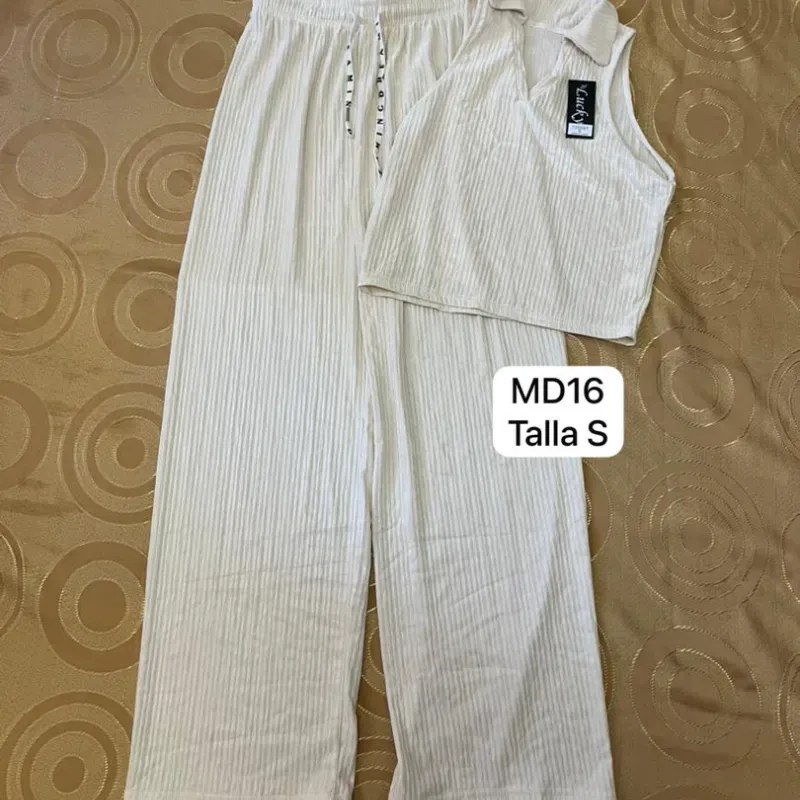 Juego de pantalonetas y blusa
