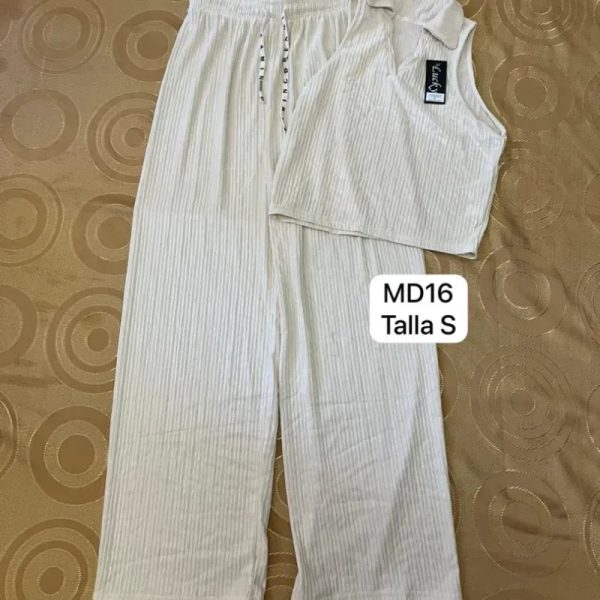Juego de pantalonetas y blusa