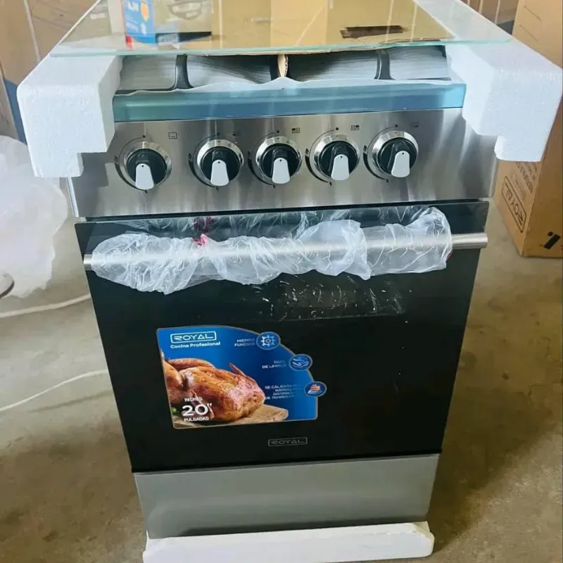 Cocina Royal 4 quemadores con horno frente espejo