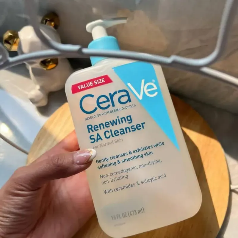 ​ CeraVe Renewing SA Cleanser: Piel Suave y Renovada al Instante