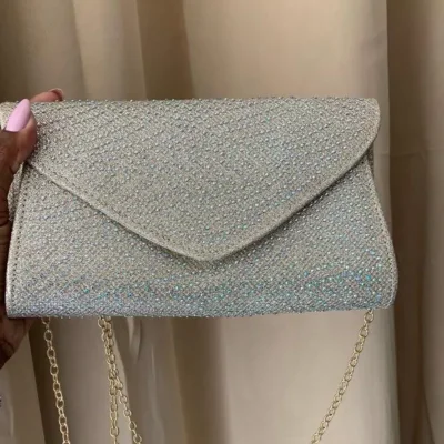 Bolso de Brillo y Cadenas Doradas