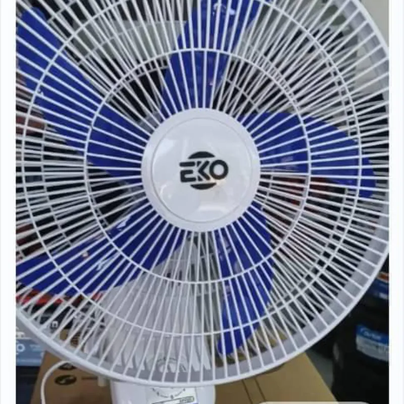 Ventilador eko de pared blanco y azul