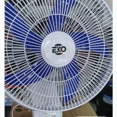 Ventilador eko de pared blanco y azul
