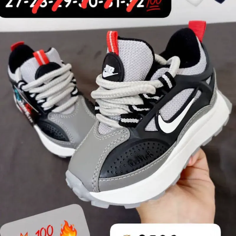 NIKE BAILLELI GRIS Y NEGRO DETALLE ROJO