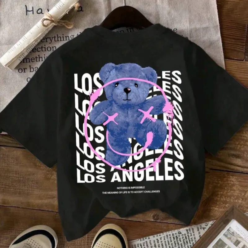 Camiseta negra con diseño de letras y oso en la espalda