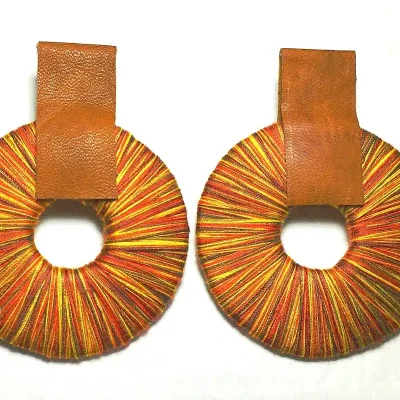 Aretes circular con cuero