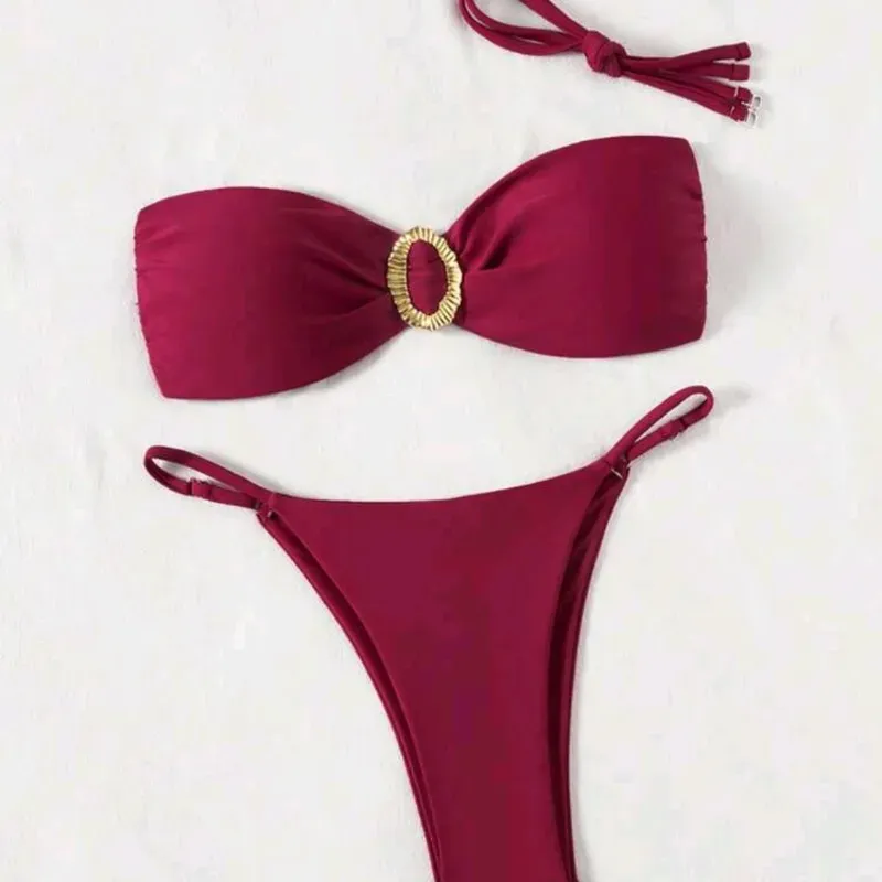 Bikini rojo con adorno metálico