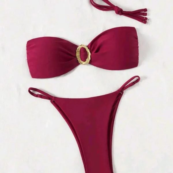 Bikini rojo con adorno metálico