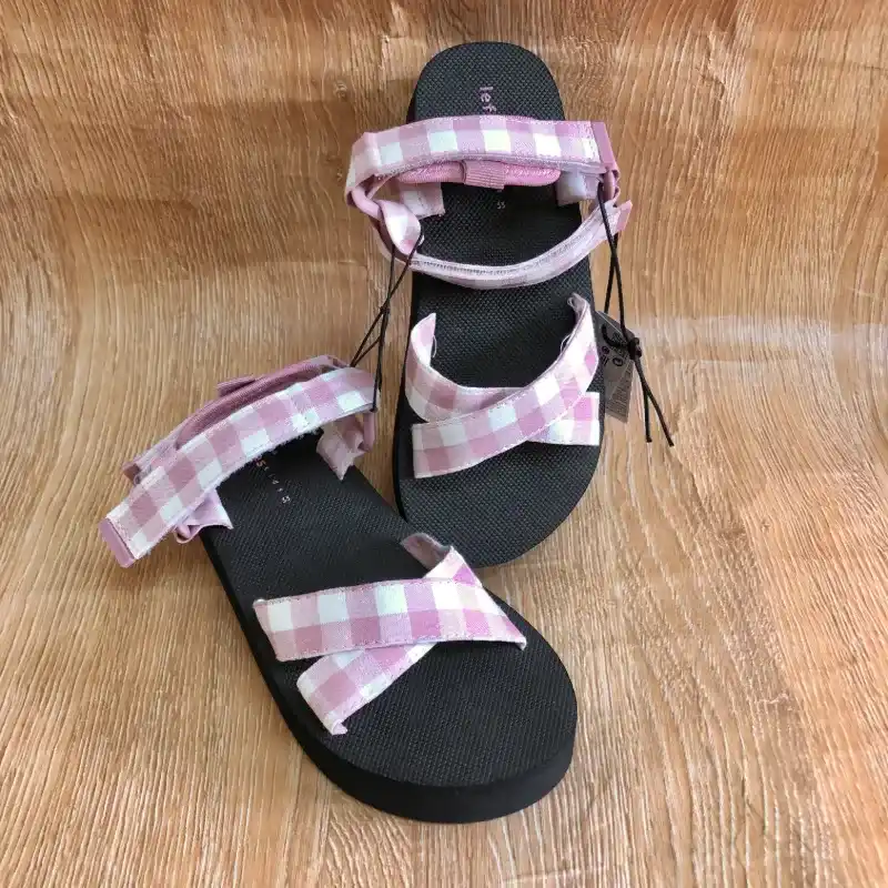 Sandalias de cuadros rosados y blancos