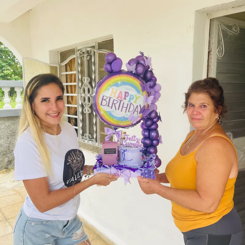Caja decorada con perfume y mini Kake