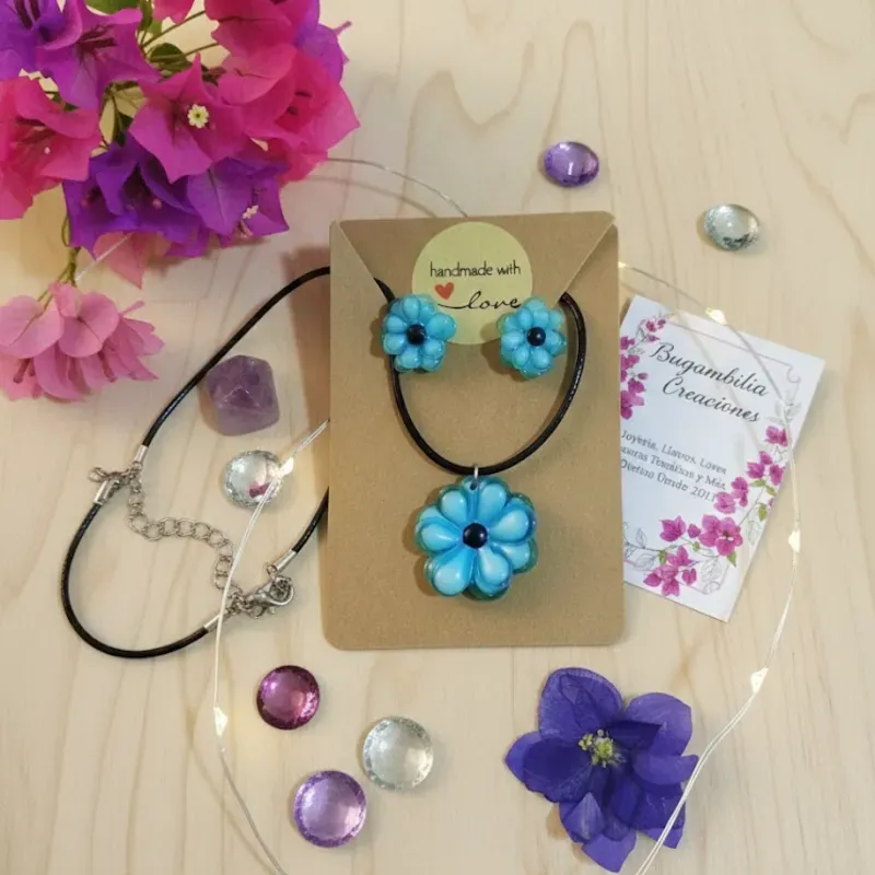 Conjunto de collar de flores y aretes azul