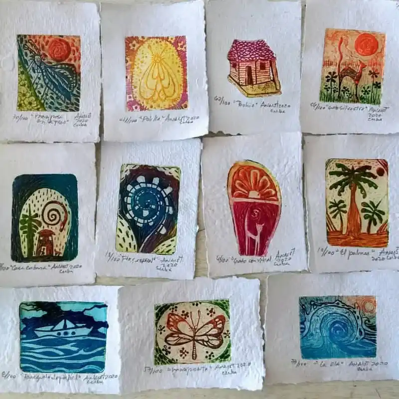 Grabados pequeños en papel manufacturado