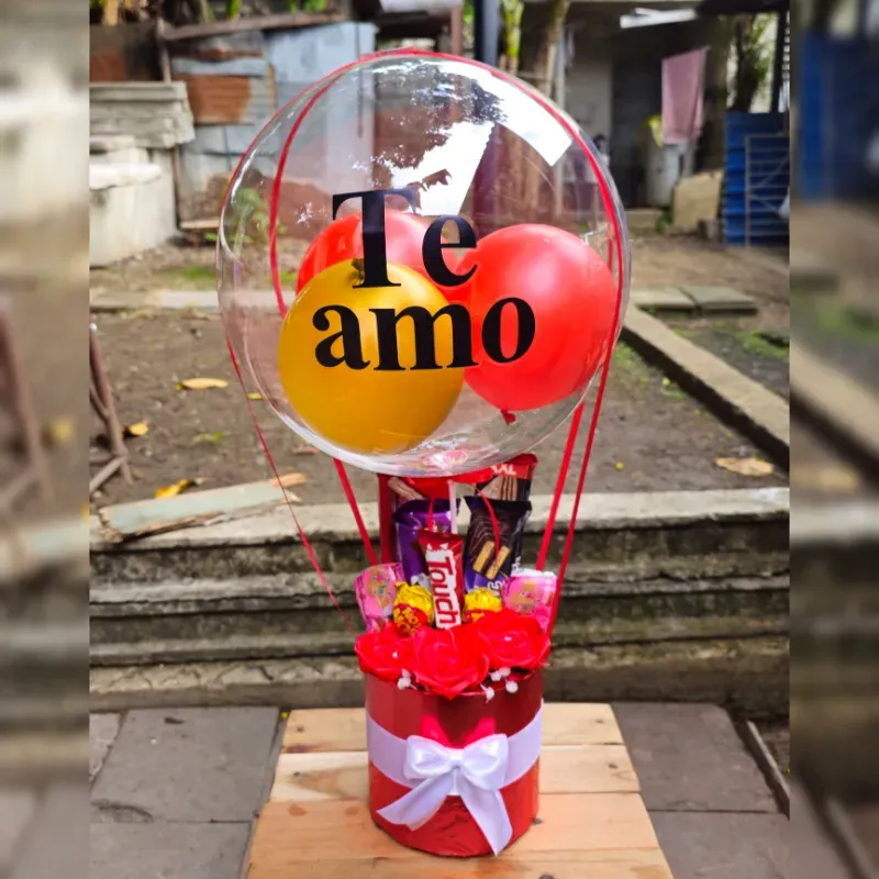 Cajita con Rosas Eternas , confituras y globo burbuja