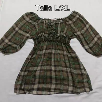 Blusa verde de cuadro.