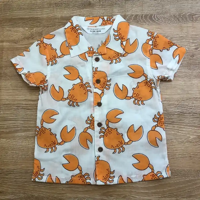 Camisa con cangrejos