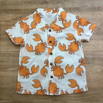 Camisa con cangrejos